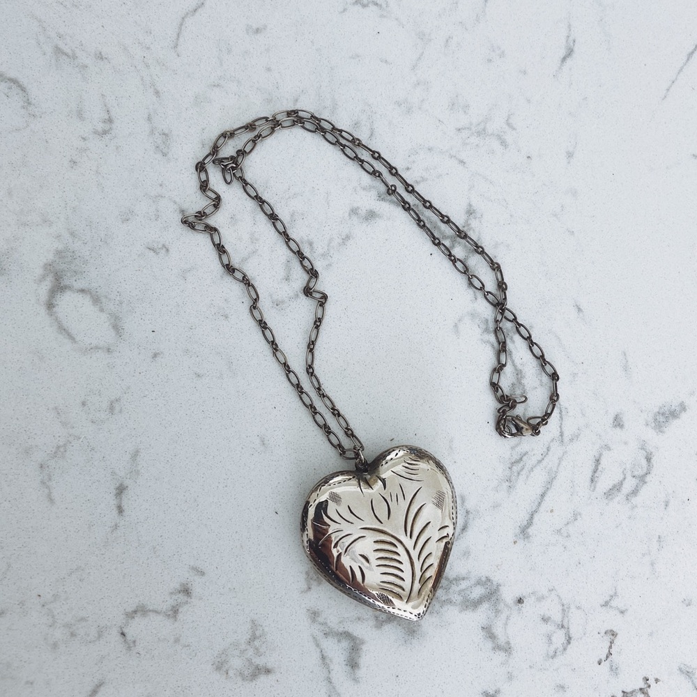 Solid Betsy Johnson heart necklace